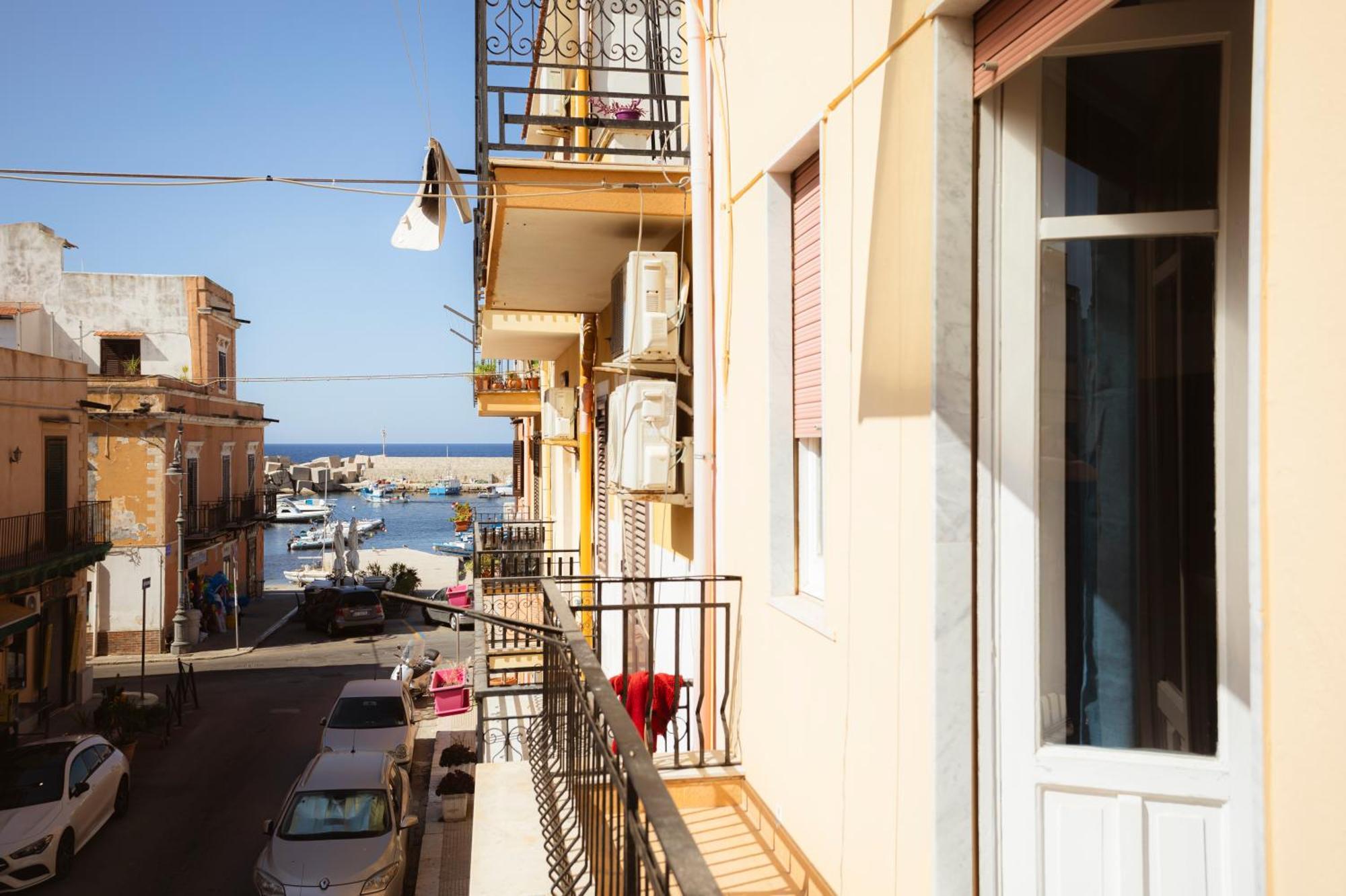 Ferienwohnung Port Island - First Floor Isola delle Femmine Exterior foto